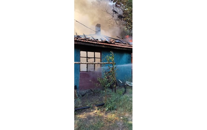 Osmancık ilçesinde tek katlı müstakil evde çıkan yangın itfaiye ekipleri tarafından söndürüldü (1)