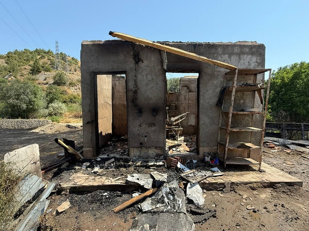 Osmancık ilçesinde trafonun patlaması neticesinde çıkan yangında arı kovanları ve oto geri dönüşüm atölyesi yandı (2)