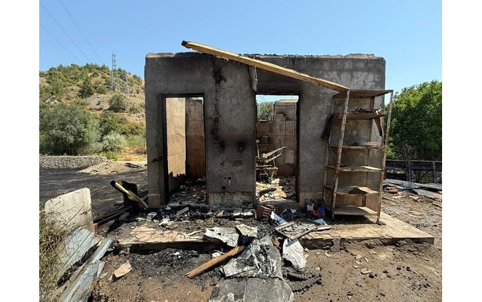 Osmancık ilçesinde trafonun patlaması neticesinde çıkan yangında arı kovanları ve oto geri dönüşüm atölyesi yandı (2)