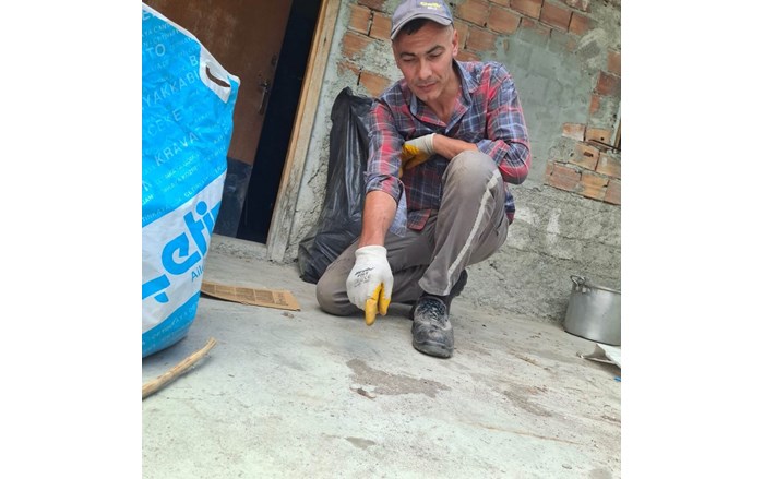 Osmancık ilçesinde zehirli olarak bilinen akrep, bir eve girmeye çalışırken ev sahibi tarafından engellendi