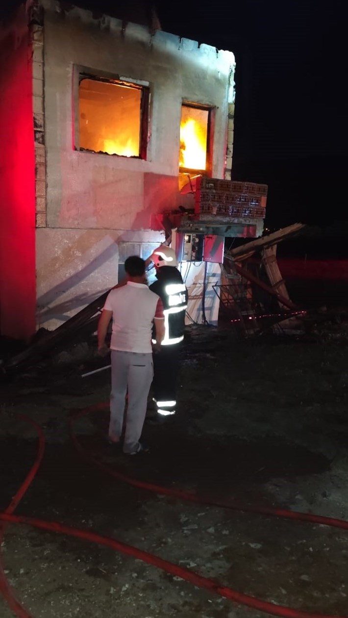 Osmancık İlçesinin Kamil Köyünde çıkan yangında bir ev kullanılmaz hale geldi (1)