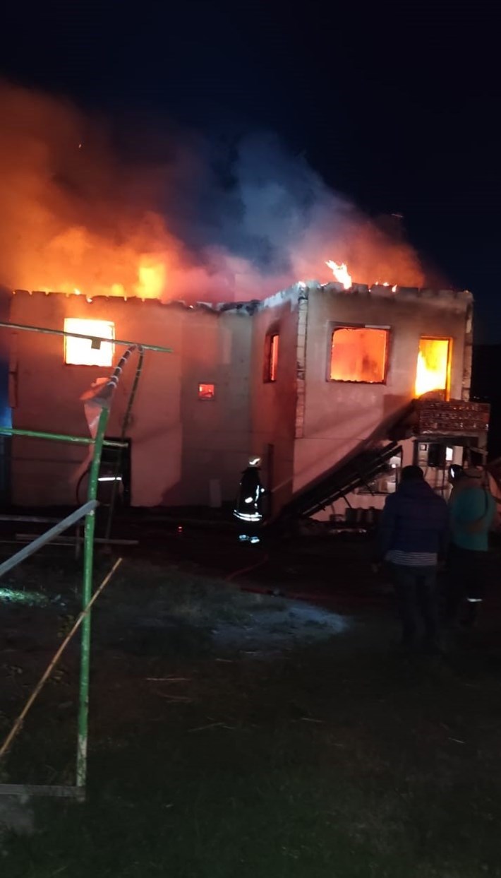 Osmancık İlçesinin Kamil Köyünde çıkan yangında bir ev kullanılmaz hale geldi (2)