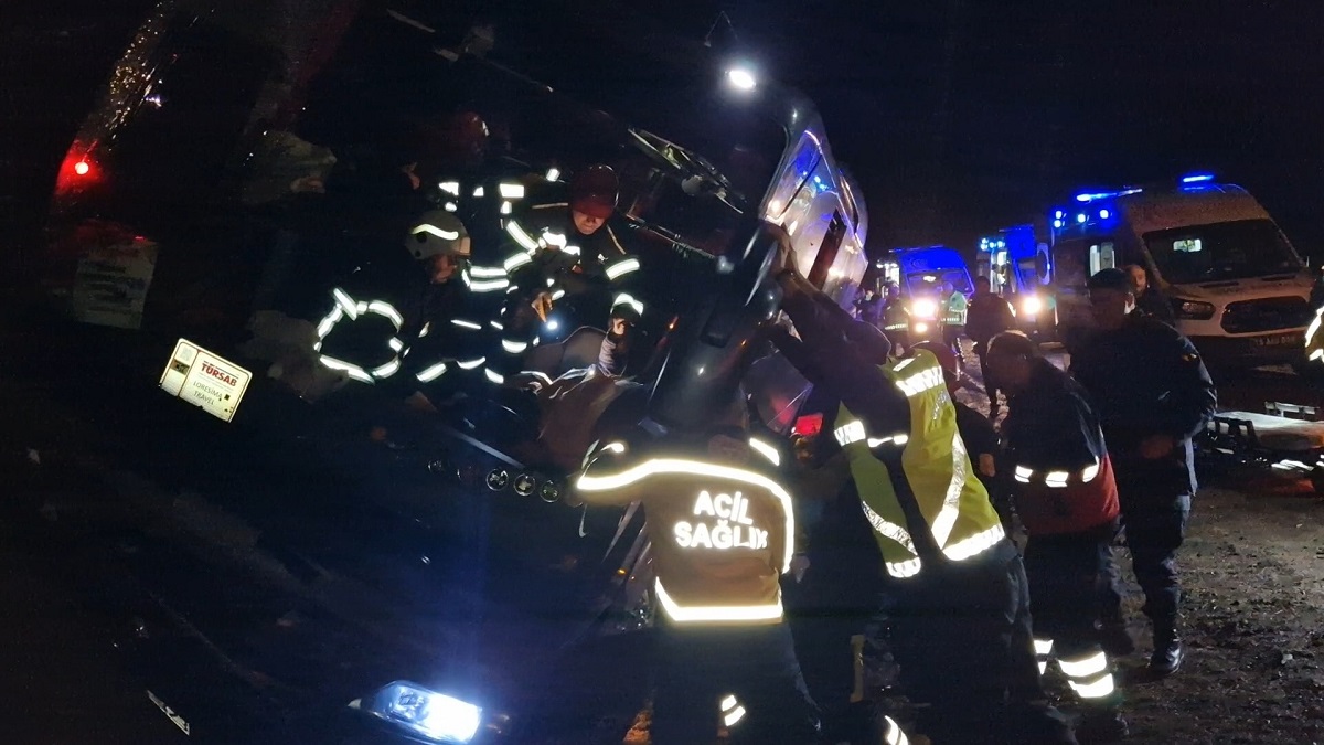 Otobüsün, Çorum’da şarampolde yan yatması neticesinde meydana gelen kazada 23 kişi yaralandı (1)