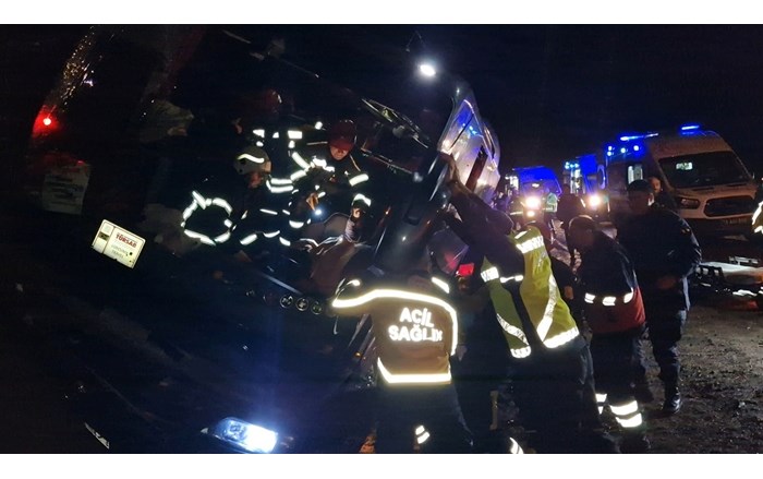 Otobüsün, Çorum’da şarampolde yan yatması neticesinde meydana gelen kazada 23 kişi yaralandı (1)