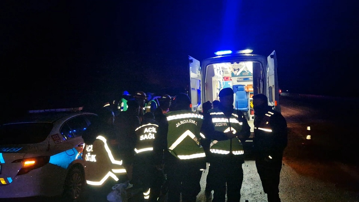 Otobüsün, Çorum’da şarampolde yan yatması neticesinde meydana gelen kazada 23 kişi yaralandı (4)