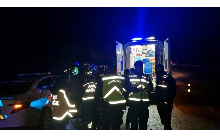 Otobüsün, Çorum’da şarampolde yan yatması neticesinde meydana gelen kazada 23 kişi yaralandı (4)