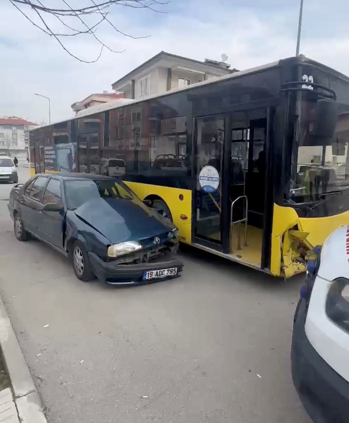 Otomobil ile belediye otobüsü çarpıştı, 2 kişi yaralandı