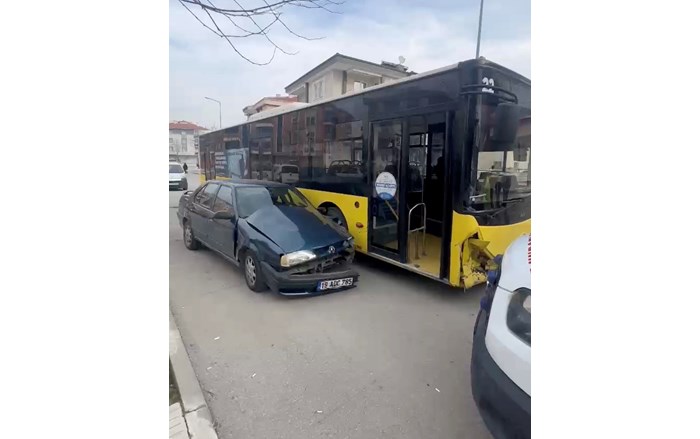 Otomobil ile belediye otobüsü çarpıştı, 2 kişi yaralandı