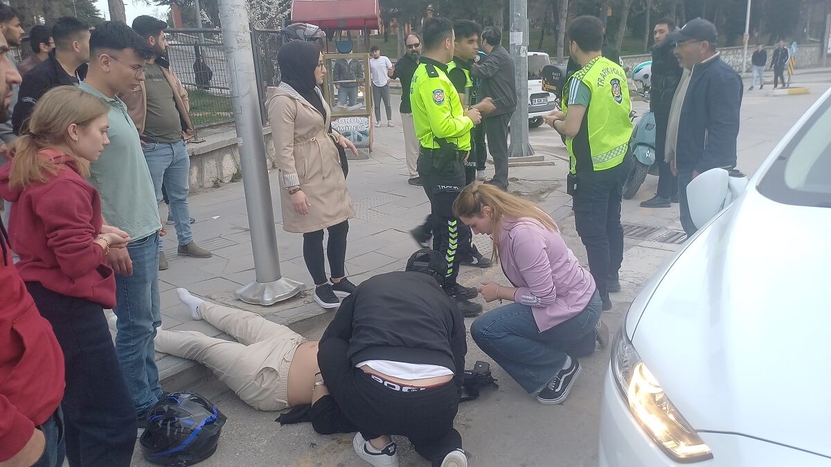 Otomobil ile çarpışan motosikletin sürücüsü yaralandı (1)