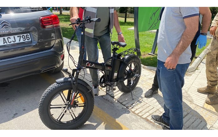 Otomobil ile elektrikli bisikletin çarpışması neticesinde meydana gelen trafik kazasında 1 çocuk yaralandı (2)