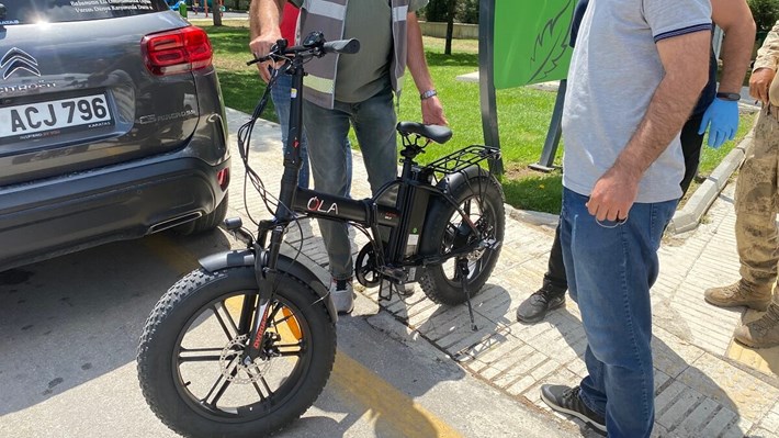 Otomobil ile elektrikli bisikletin çarpışması neticesinde meydana gelen trafik kazasında 1 çocuk yaralandı (2)