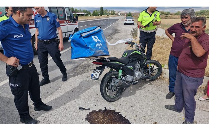 Otomobil ile motosikletin çarpışması neticesinde meydana gelen kazada 2 kişi yaralandı (2)