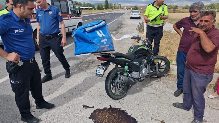 Otomobil ile motosikletin çarpışması neticesinde meydana gelen kazada 2 kişi yaralandı (2)