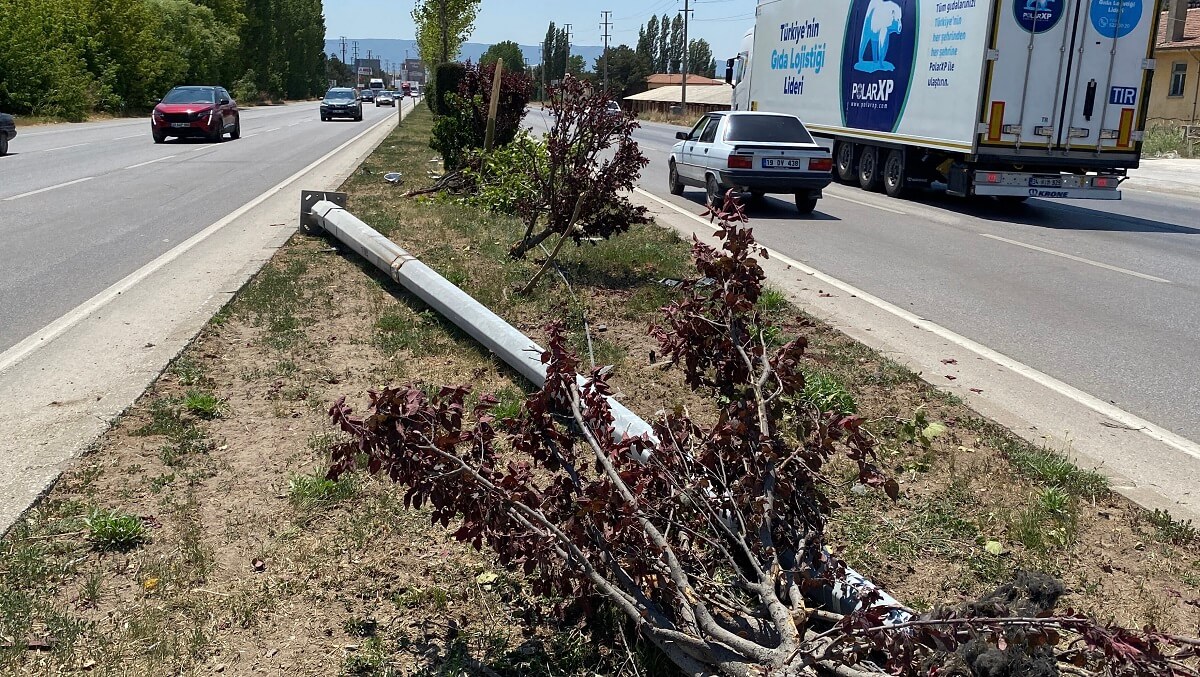 Otomobil, sürücüsünün direksiyon hakimiyetini kaybetmesi neticesinde, refüjde bulunan aydınlatma direği ve ağaçlara çarptı