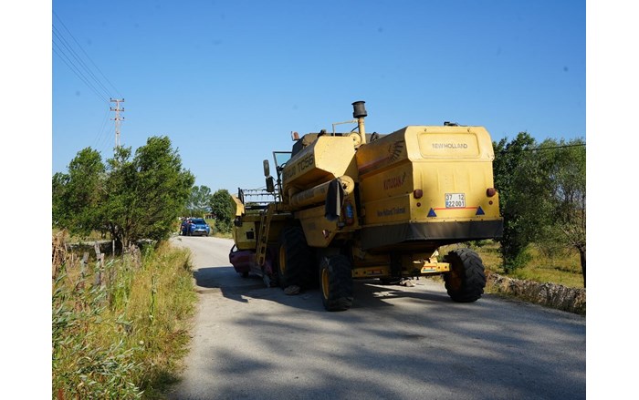 Otomobil sürücüsünün ölümüyle sonuçlanan trafik kazasıyla ilgili gözaltına alınan biçerdöver sürücüsü tutuklandı (2)