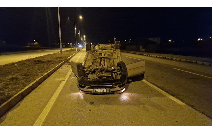 Otomobil ters döndü, sürücü yara almadan kurtuldu (1)