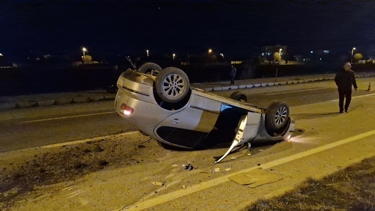 Otomobil ters döndü, sürücü yara almadan kurtuldu (2)