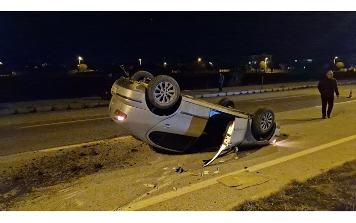 Otomobil ters döndü, sürücü yara almadan kurtuldu (2)