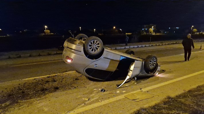 Otomobil ters döndü, sürücü yara almadan kurtuldu (2)