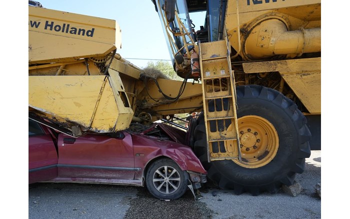 Otomobilin biçerdöver altında ezildiği kazada Sefer Akkaya, hayatını kaybetti (1)