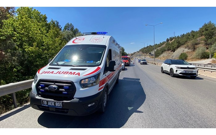 Otomobilin demir bariyerlere çarpması sonucu meydana gelen trafik kazasında 2 kişi yaralandı (1)