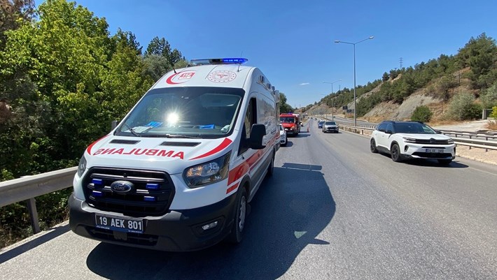 Otomobilin demir bariyerlere çarpması sonucu meydana gelen trafik kazasında 2 kişi yaralandı (1)