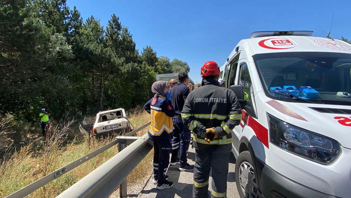 Otomobilin demir bariyerlere çarpması sonucu meydana gelen trafik kazasında 2 kişi yaralandı (2)