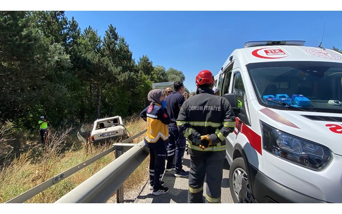 Otomobilin demir bariyerlere çarpması sonucu meydana gelen trafik kazasında 2 kişi yaralandı (2)