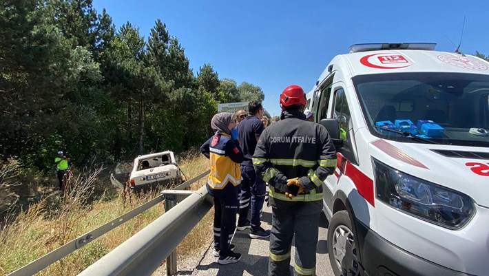 Otomobilin demir bariyerlere çarpması sonucu meydana gelen trafik kazasında 2 kişi yaralandı (2)