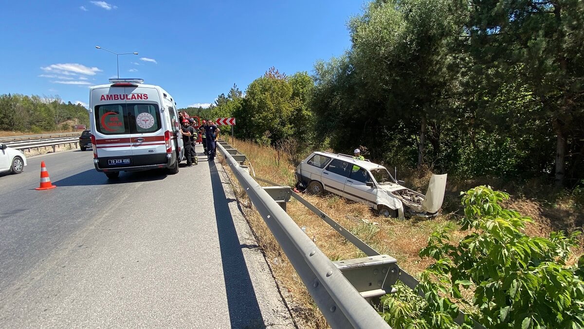 Otomobilin demir bariyerlere çarpması sonucu meydana gelen trafik kazasında 2 kişi yaralandı (3)