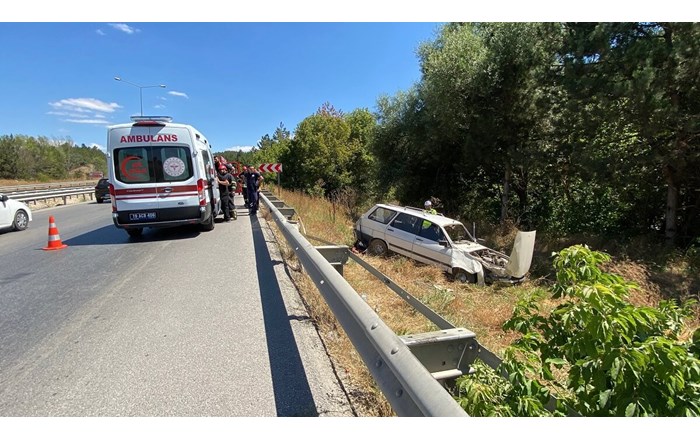 Otomobilin demir bariyerlere çarpması sonucu meydana gelen trafik kazasında 2 kişi yaralandı (3)