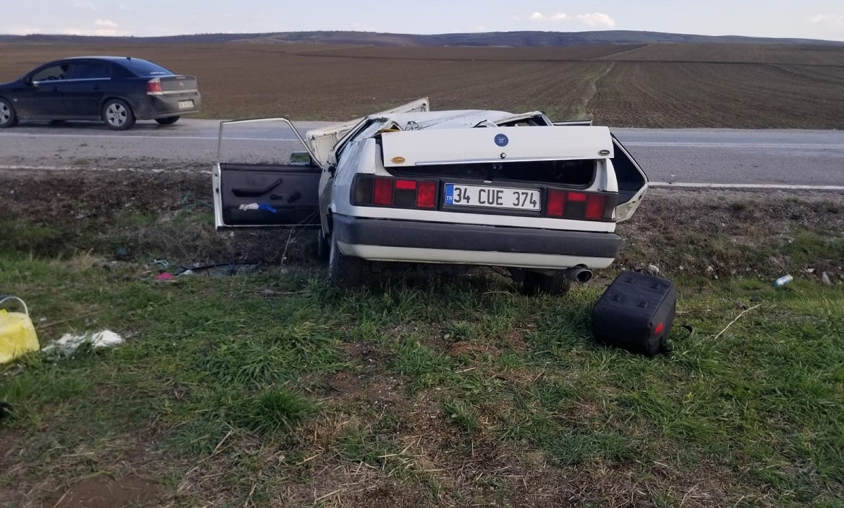 otomobilin takla atması neticesinde meydana gelen kazada 4 kişi yaralandı (2)
