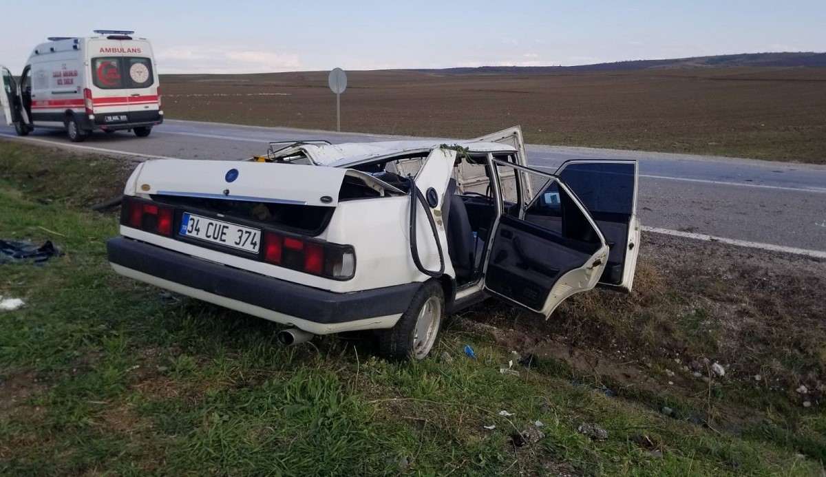 otomobilin takla atması neticesinde meydana gelen kazada 4 kişi yaralandı (3)