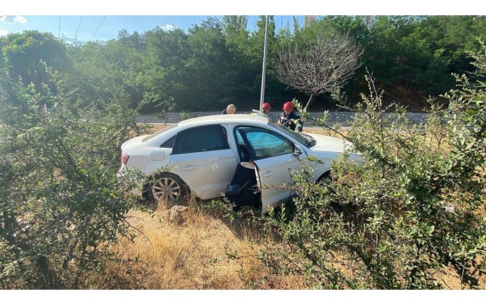Otomobilin yol kenarındaki bordür taşlarına çarpması neticesinde meydana gelen kazada 2 kişi yaralandı (1)