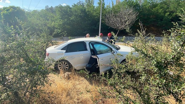 Otomobilin yol kenarındaki bordür taşlarına çarpması neticesinde meydana gelen kazada 2 kişi yaralandı (1)