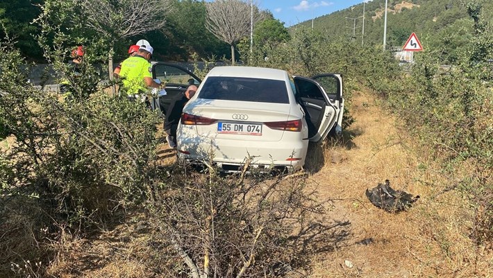 Otomobilin yol kenarındaki bordür taşlarına çarpması neticesinde meydana gelen kazada 2 kişi yaralandı (5)