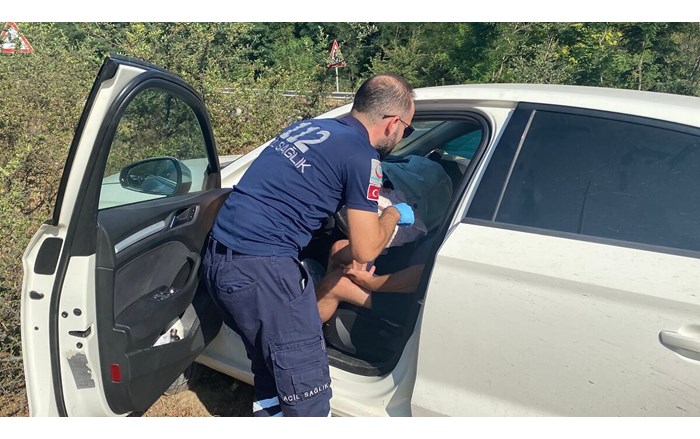 Otomobilin yol kenarındaki bordür taşlarına çarpması neticesinde meydana gelen kazada 2 kişi yaralandı (7)