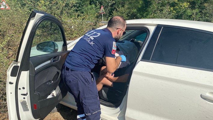 Otomobilin yol kenarındaki bordür taşlarına çarpması neticesinde meydana gelen kazada 2 kişi yaralandı (7)