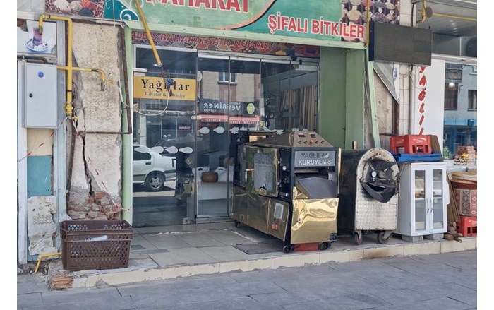 Otomobiliyle kaldırıma çıkıp iş yerine çarpan sürücü, olay yerinden kaçtı (2)