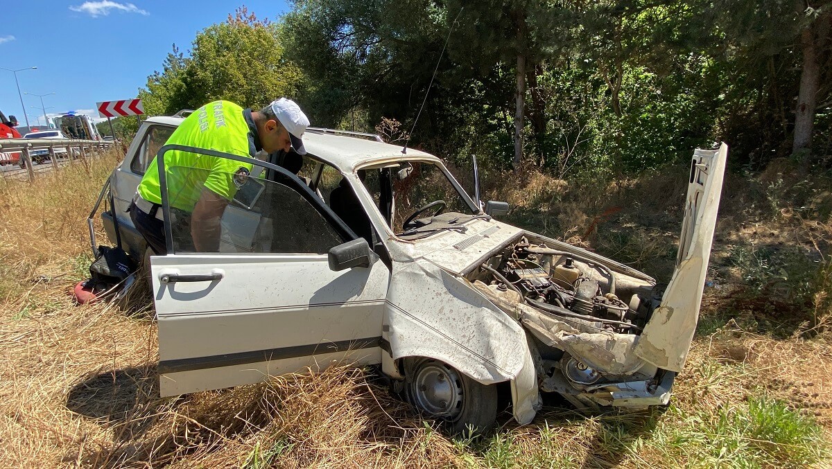 Otoombil demir bariyerlere çarptı, 2 kişi yaralandı (2)