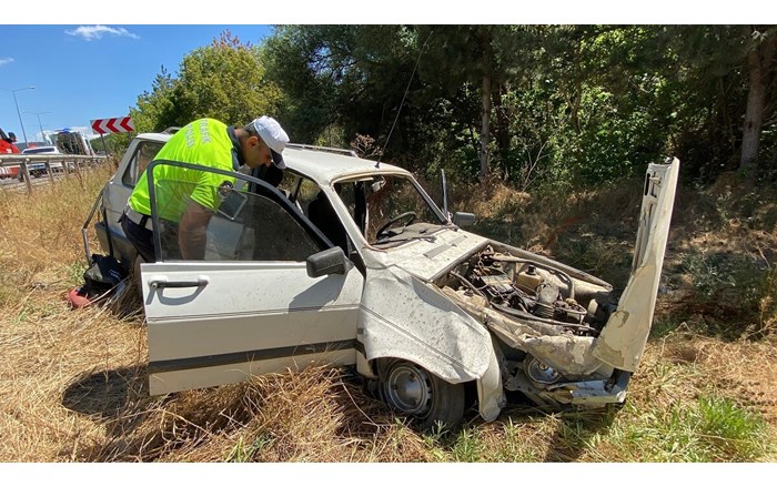 Otoombil demir bariyerlere çarptı, 2 kişi yaralandı (2)