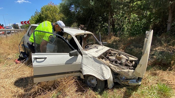 Otoombil demir bariyerlere çarptı, 2 kişi yaralandı (2)