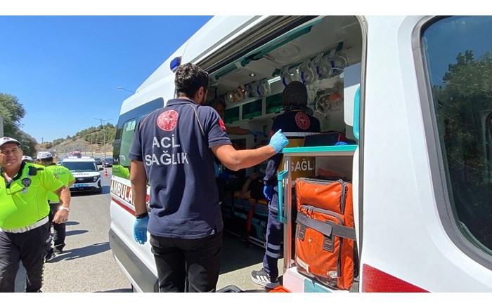 Otoombil demir bariyerlere çarptı, 2 kişi yaralandı (3)