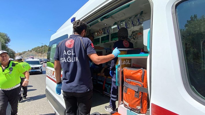 Otoombil demir bariyerlere çarptı, 2 kişi yaralandı (3)