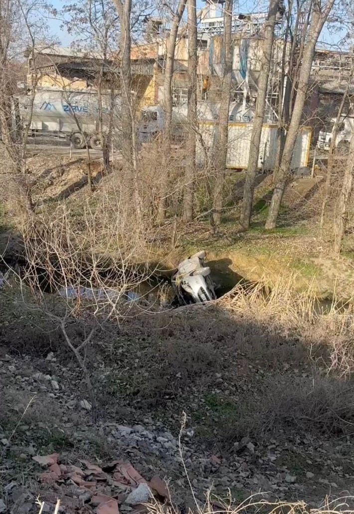 Otoombil dereye düştü., sürücü yaralandı (1)