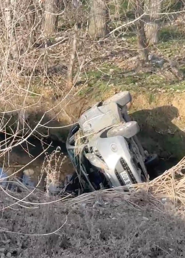 Otoombil dereye düştü., sürücü yaralandı (2)