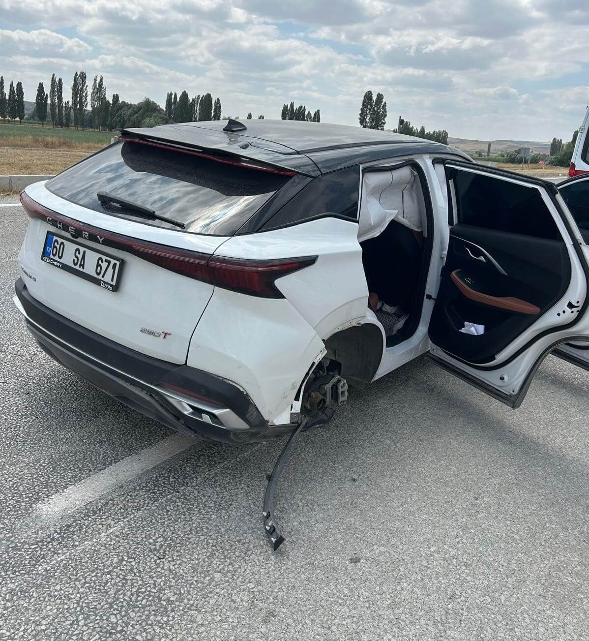 panelvan araç ile jeep tipi aracın çarpışması sonucu 1 kişi yaralandı (1)