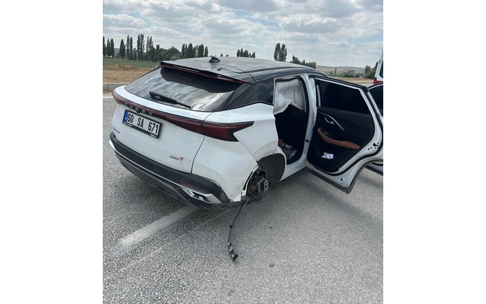 panelvan araç ile jeep tipi aracın çarpışması sonucu 1 kişi yaralandı (1)