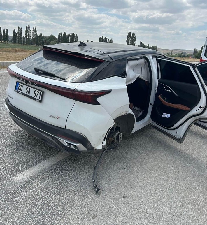 panelvan araç ile jeep tipi aracın çarpışması sonucu 1 kişi yaralandı (1)