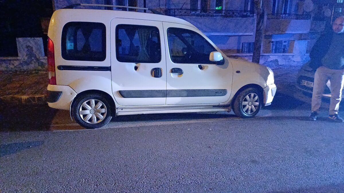 Park halindeki araç kurşunlandı (2)